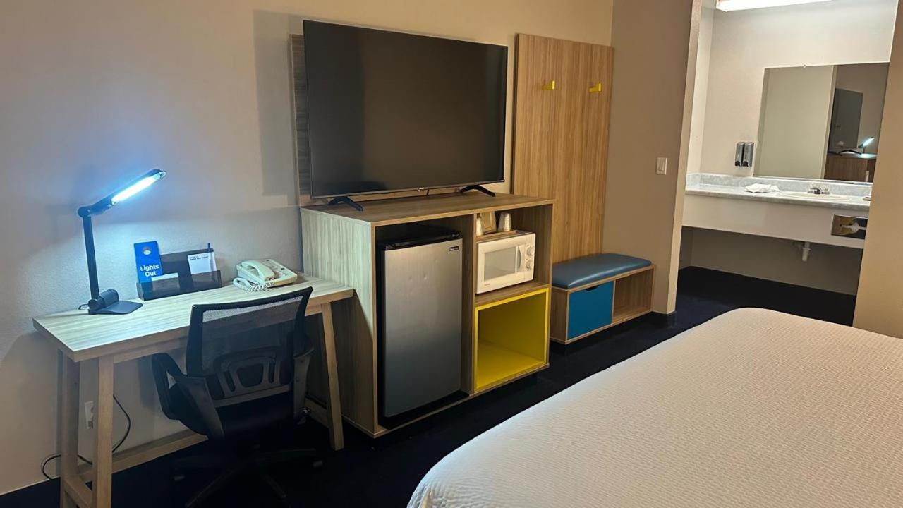 Days Inn By Wyndham Ridgecrest Near China Lake Naval Station Buitenkant foto